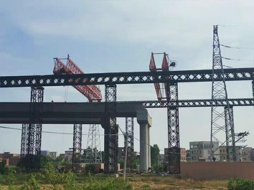 中建興成智造四臺(tái)聯(lián)吊百米軌道起重機(jī)