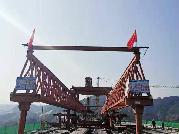雙懸臂式架橋機(jī)