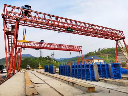 廣東清遠(yuǎn)龍門吊廠家銷售5噸包箱龍門吊