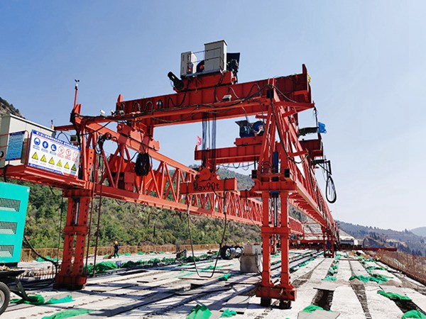 陜西渡槽架橋機具有多吊點同步起升機構(gòu)